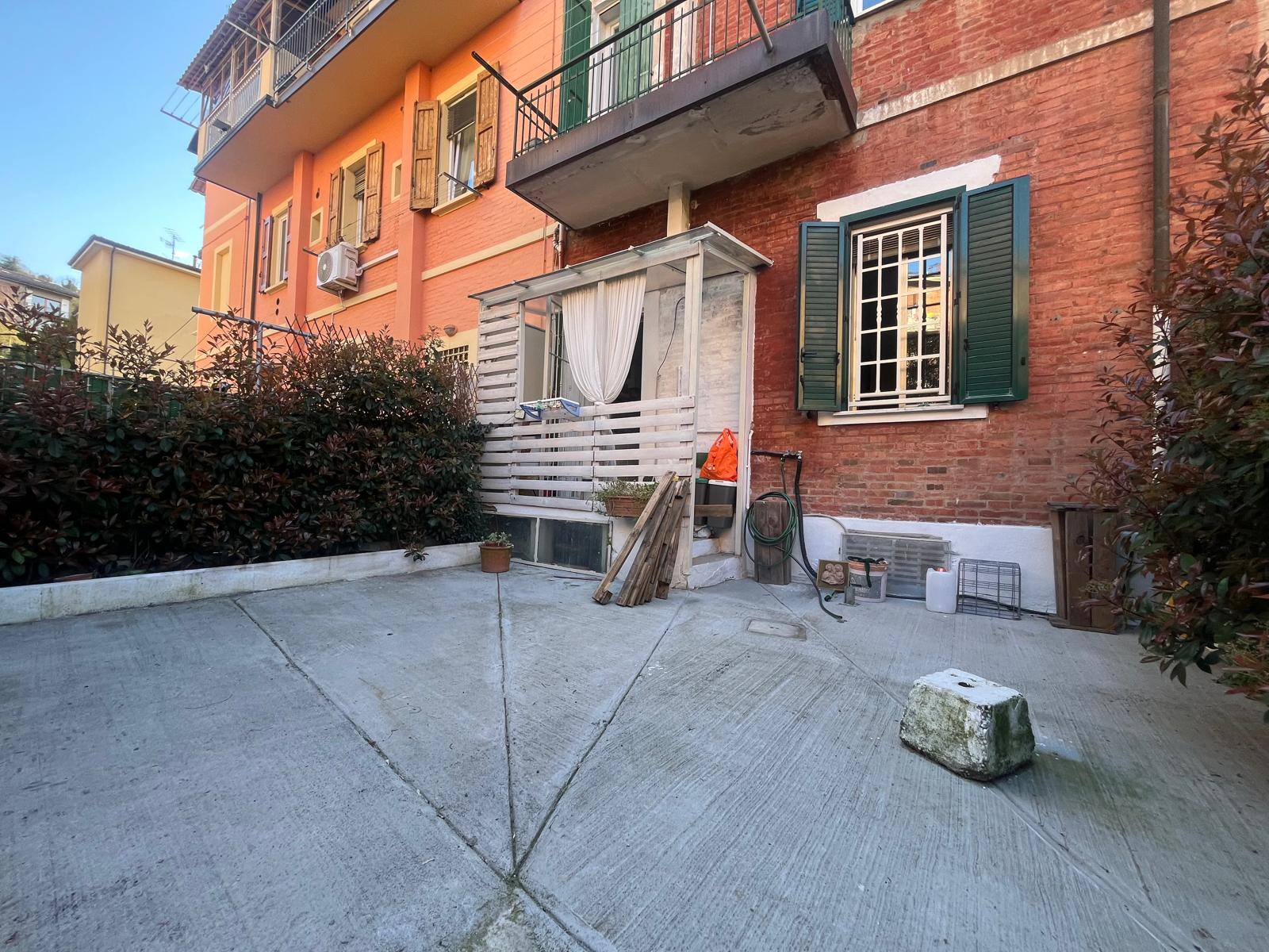 APPARTAMENTO CON CORTE APPARTAMENTO CON CORTE